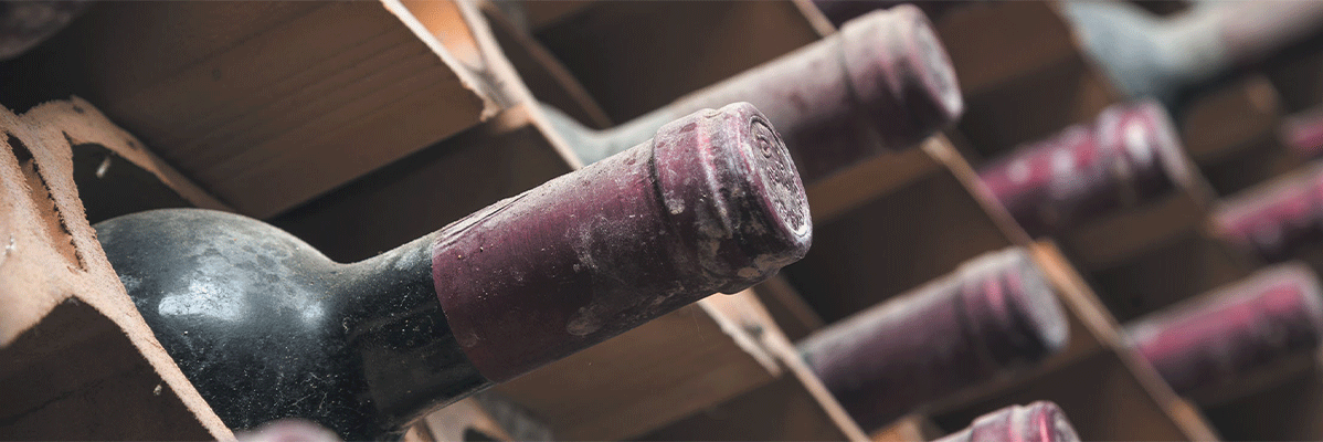 Bouteilles de vin dans un casier en bois.